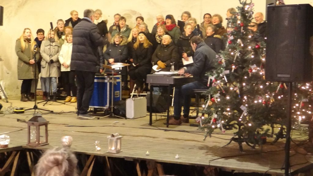 Foto: Sfeervolle kerstzang in Oranjepark