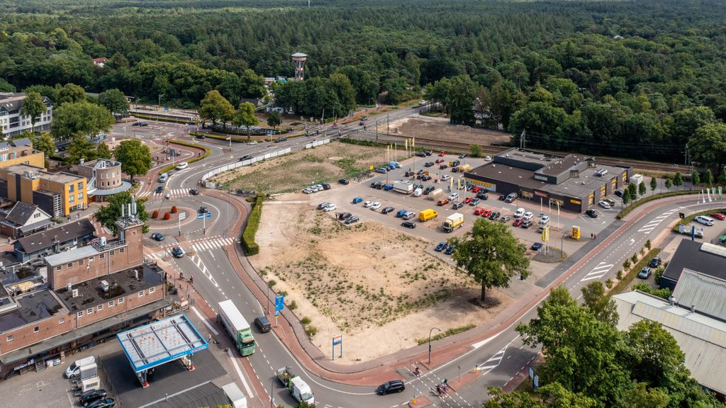 Foto: Hinder voor het verkeer bij werkzaamheden stationsplein Nunspeet