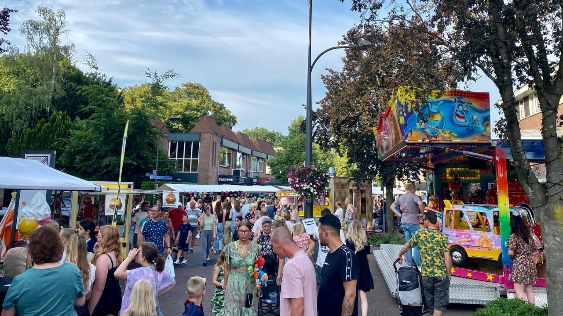 Foto: Eerste Zomeravondbraderie Ermelo weer druk en gezellig