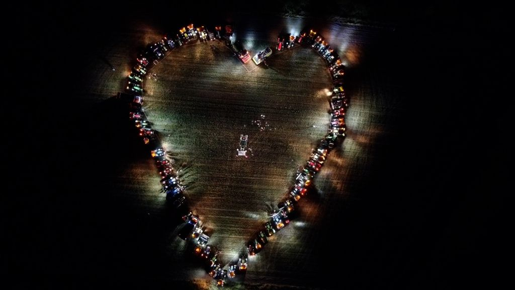 Foto: Boeren vormen 'trekkerhart' voor ernstig zieke collega