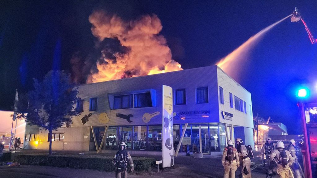 Foto: Zeer grote brand in Elburg en waarschuwing via NL-alert