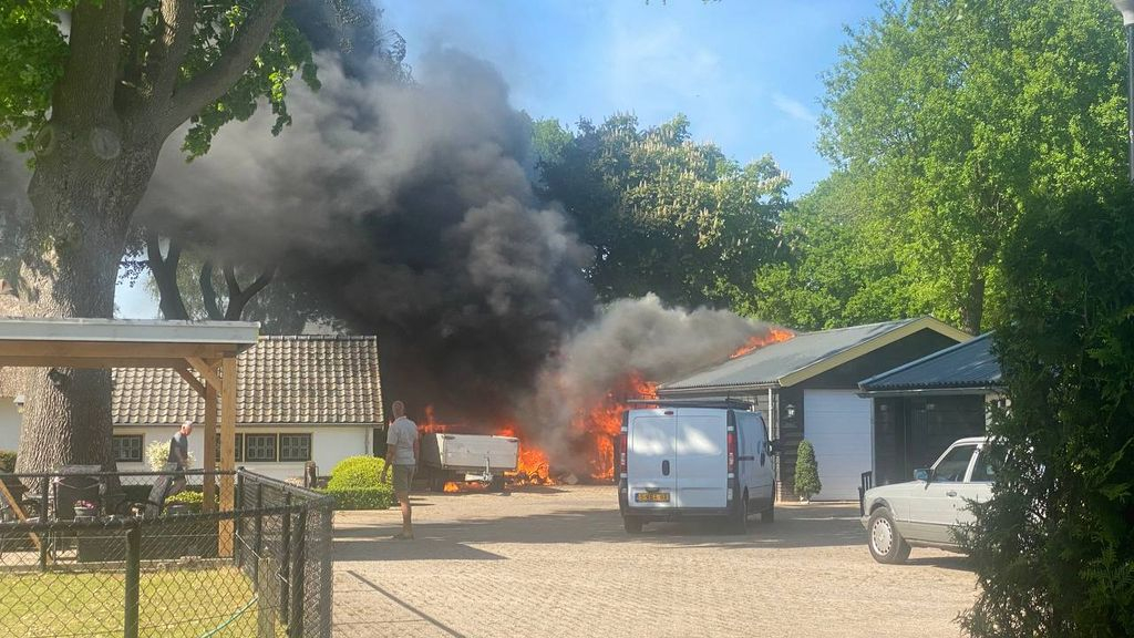 Foto: Grote brand verwoest schuur, woonhuis gered van vlammenzee