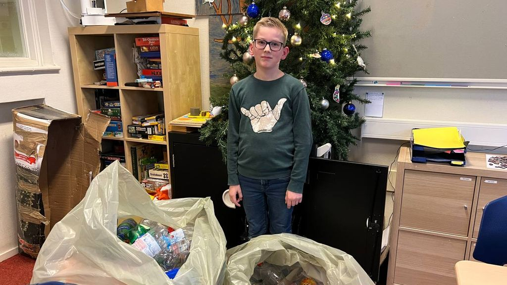 Foto: Leandro Kreeft, ambassadeur St Opkikker, verzamelt ook statiegeldflessen voor St Opkikker!