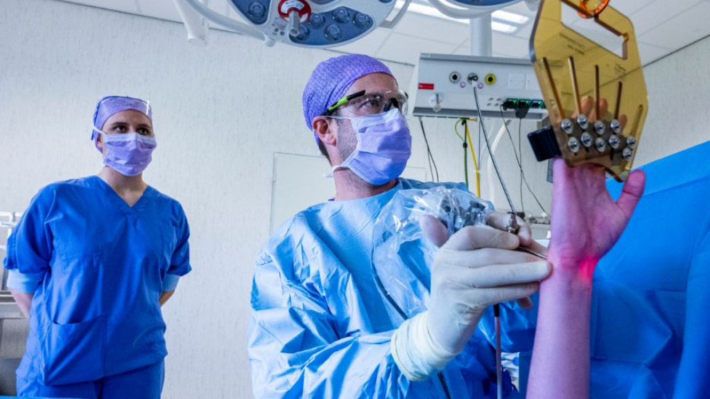 Foto: Plastisch chirurg Sjoerd Kamminga behaalt gerenommeerd Europees examen in de hand- en pols chirurgie