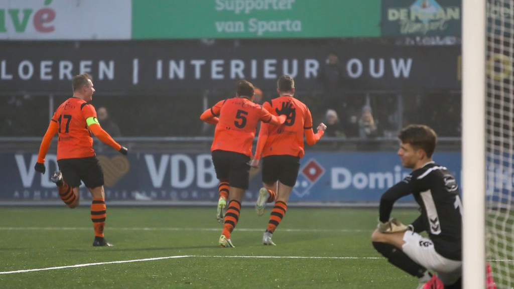 Foto: Sparta boekt degelijke overwinning op Urk.