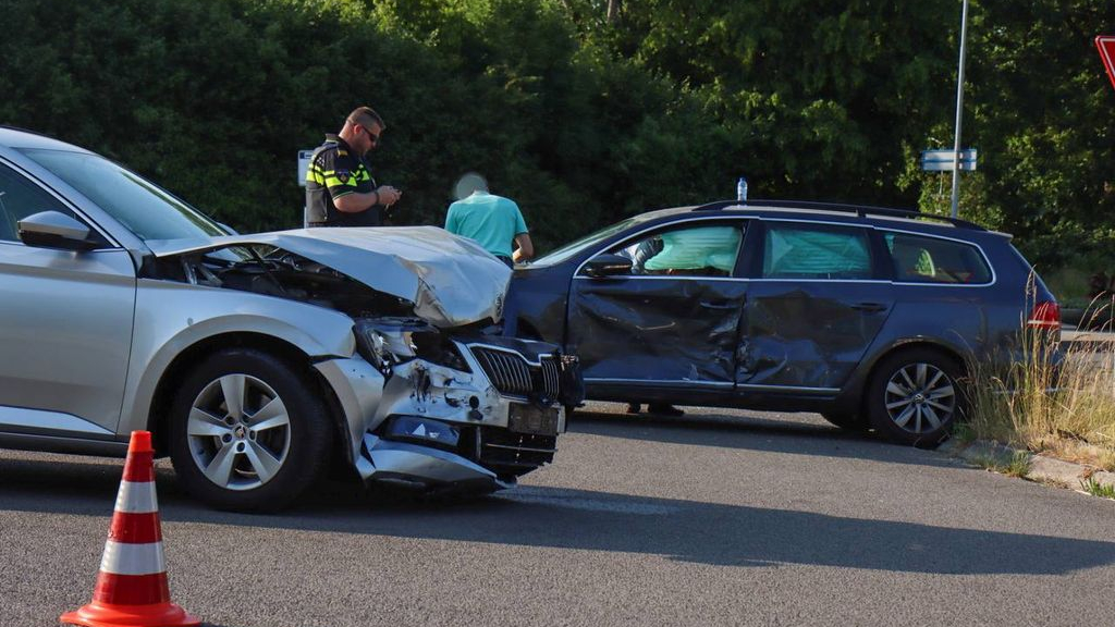 Foto: Geen voorrang in Barneveld • auto zit muurvast