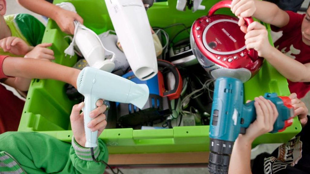 Foto: Kinderen van Aeres VMBO Nijkerk Wecyclen elektrische apparaten!