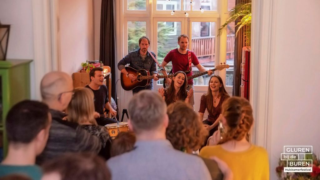 Foto: Gluren bij de Buren is op zoek naar acts en huiskamers