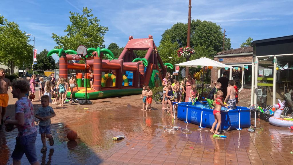 Foto: Natte Buitenspeeldag in Hoevelaken