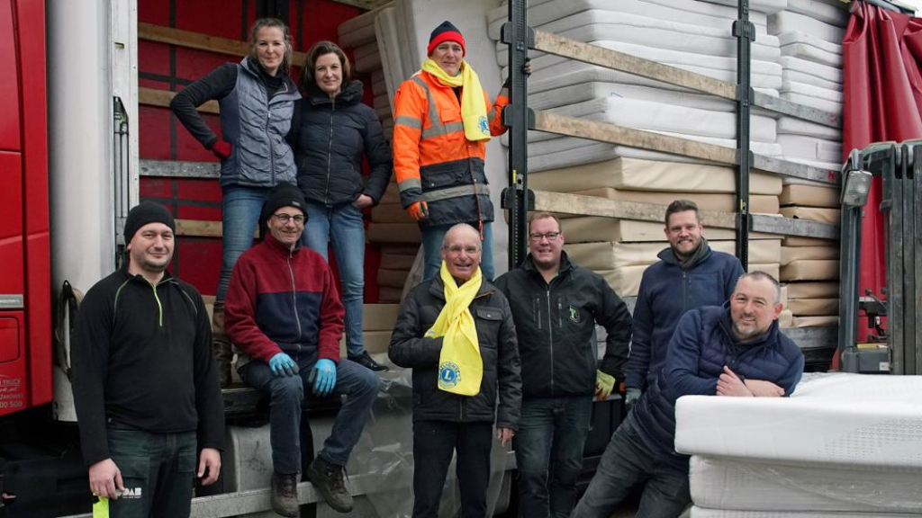 Foto: Lionsclub Nijkerk laadt bedden in voor Oekraïne