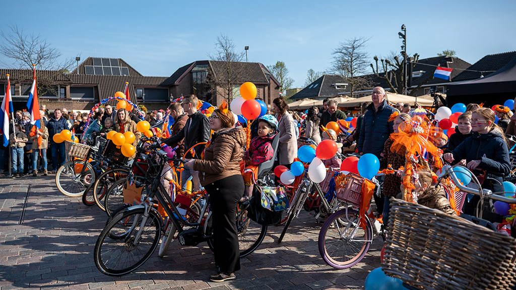 Foto: Koningsdag in Nunspeet begint net zo feestelijk als zonnig