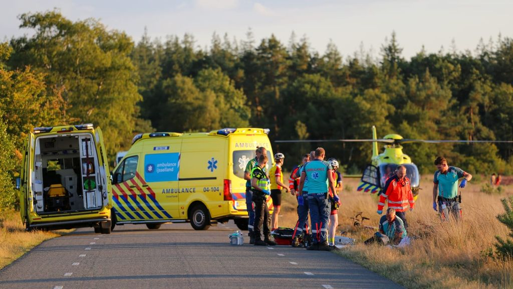 Foto: Wielrenner slaat over de kop tussen Vierhouten en Elspeet
