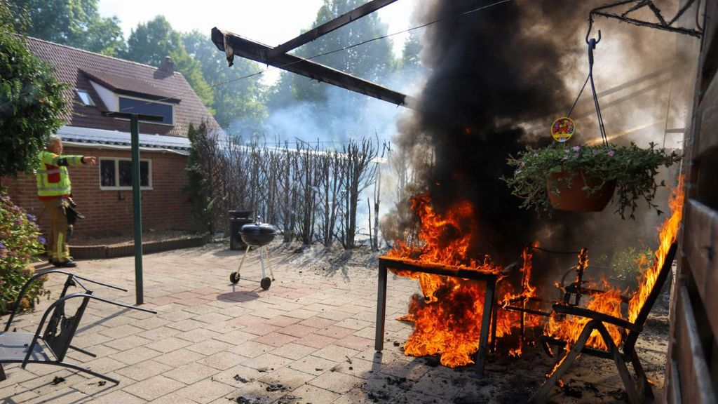 Foto: Tuinset, fietsen en heg in lichterlaaie