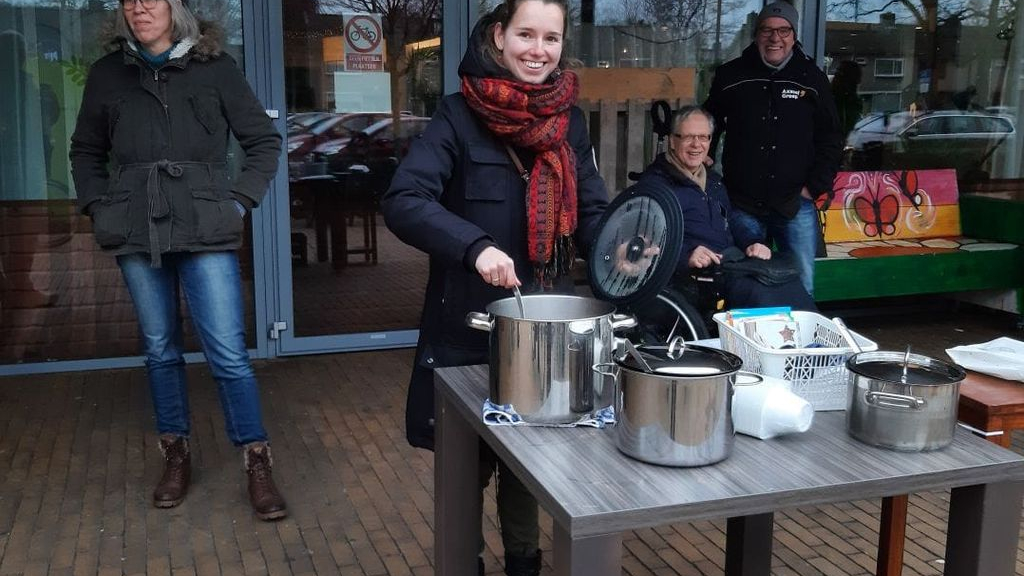 Foto: Warme kommetjes soep uitgedeeld bij Sions Soep Dag