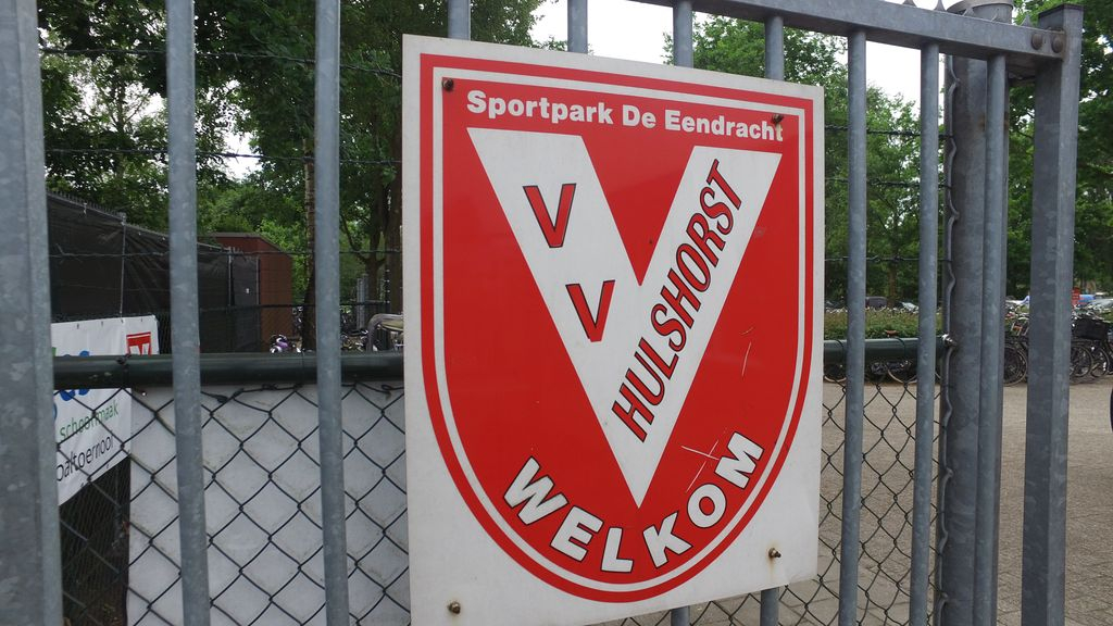 Foto: Opgevangen jongeren gaan voetballen in Hulshorst