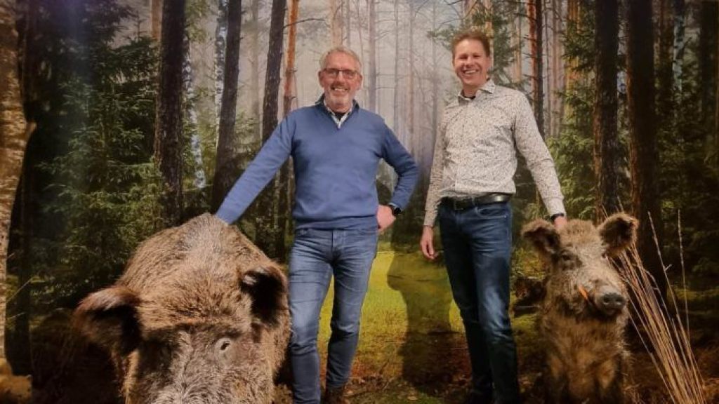 Foto: John Storm geeft na acht jaar stokje over aan Koos Meijer