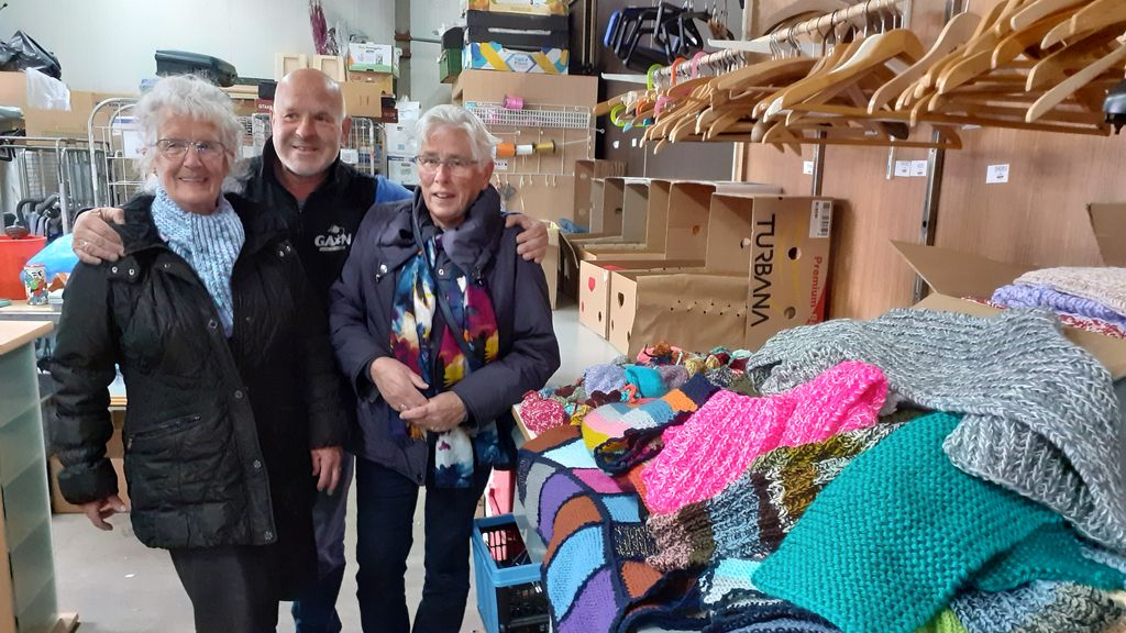 Foto: Vrijwilligers breien honderd knikkerzakjes voor kinderen in arme landen