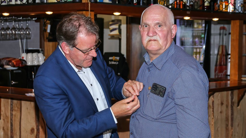 Foto: Kleindierensportvereniging Ons Ideaal uit Nunspeet huldigt jubilarissen