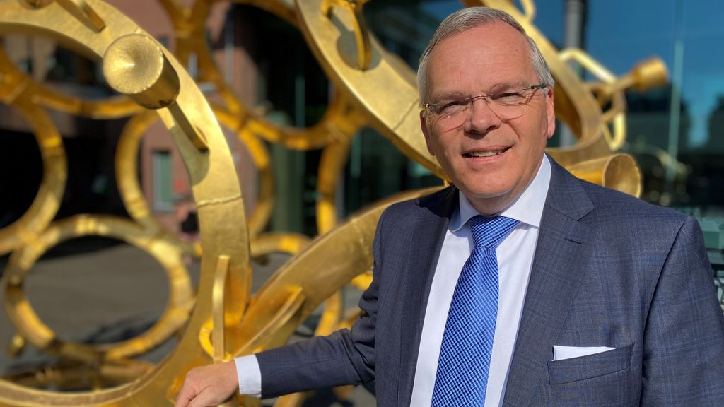 Foto: Burgemeester de fout in met bezoek aan kippenboer