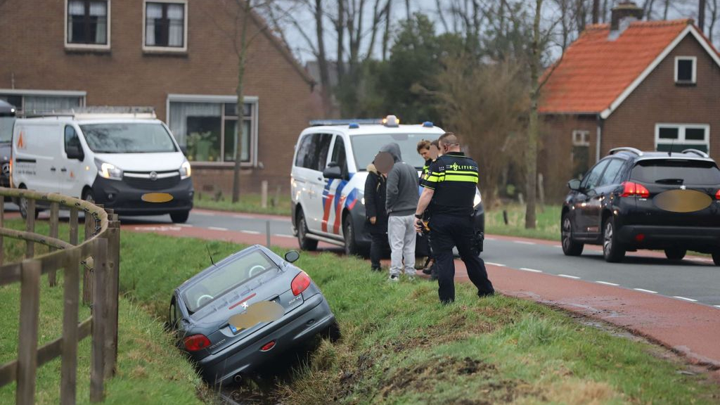 Foto: Auto gaat in Hoevelaken linksaf en belandt in sloot