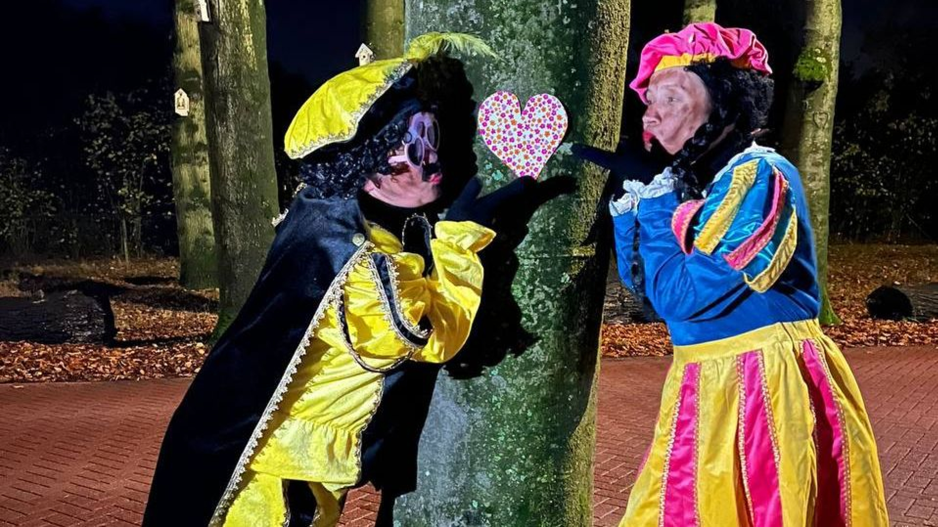 Foto: Twee verliefde pieten gesignaleerd in Vierhouten