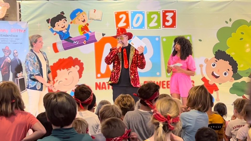 Foto: Johnny Glitter trots op zijn eigen kinderboek over bewegen