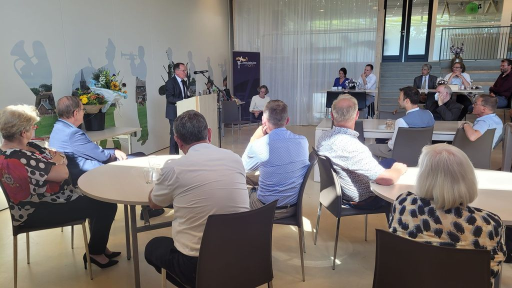 Foto: Wethouder Van der Maas zwaait af: “Ik heb 28 flessen wijn en veel cadeaubonnen gekregen”