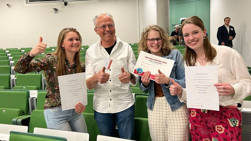 Foto: Leerlingen Corlaer winnen Publieksprijs bij de Van Melsenprijs van de Radboud Universiteit