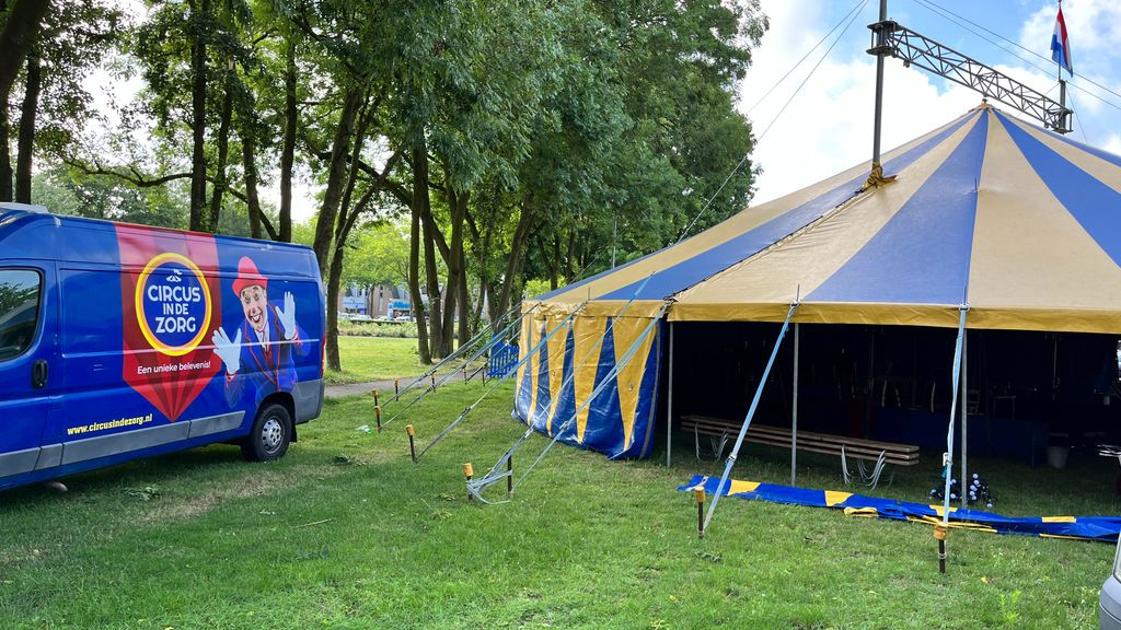 Foto: Circus in de zorg neergestreken in Hoevelaken