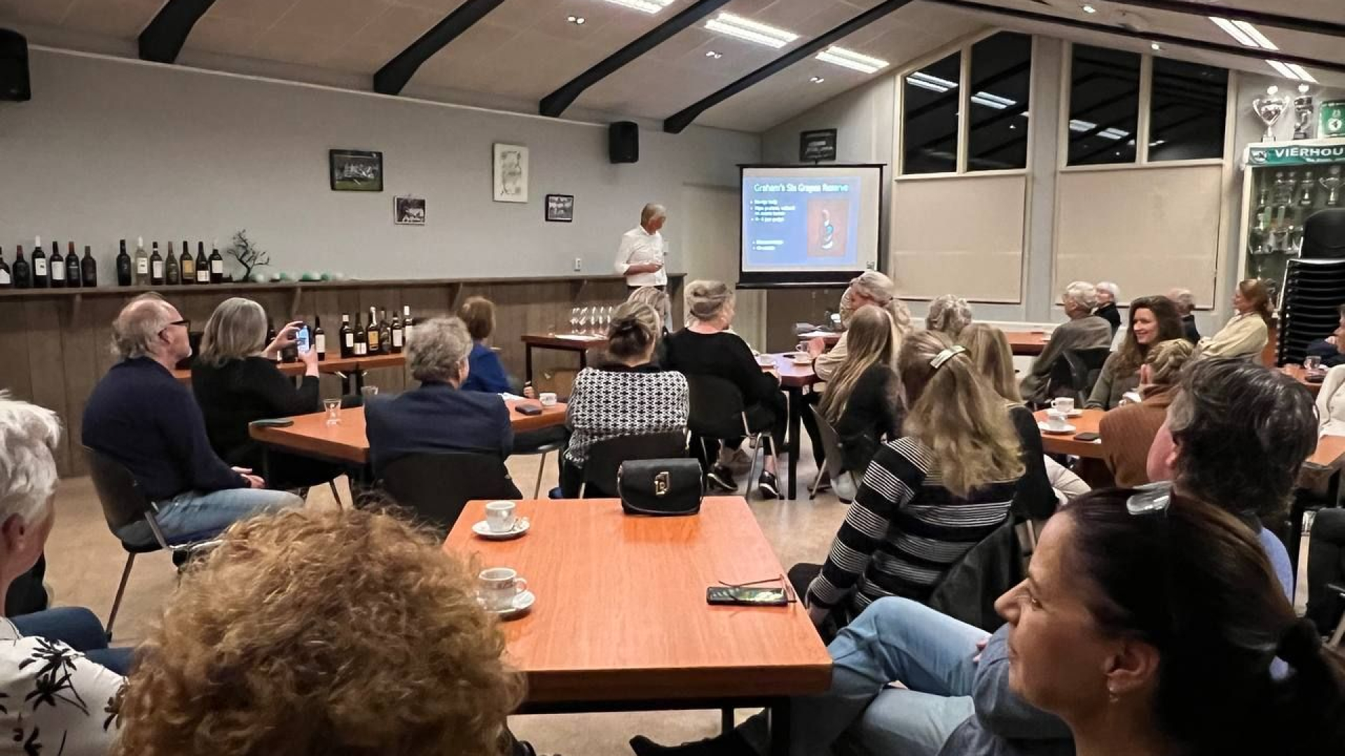 Foto: Wijnproeverij Rotary Nunspeet 4Woods ten bate van laaggeletterdheid in Nunspeet