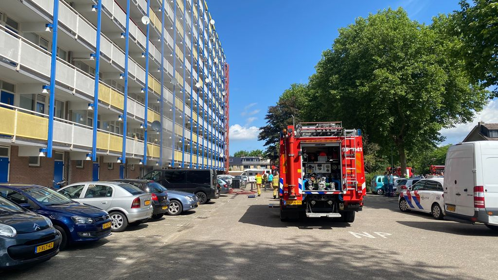 Foto: Brand in flatgebouw, meerdere woningen ontruimd