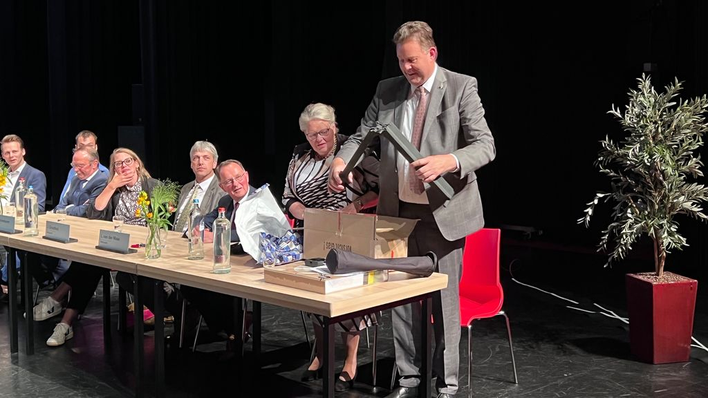 Foto: Inwoners nemen afscheid van burgemeester Van de Weerd