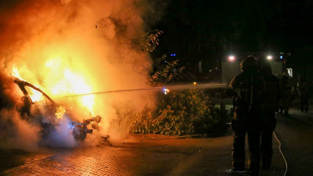 Foto: Auto in de as gelegd