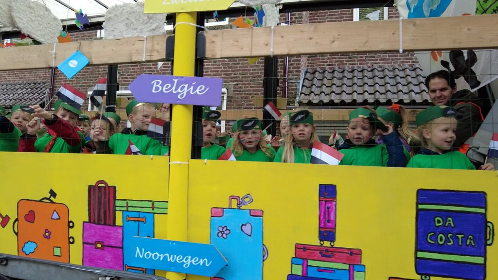 Foto: Koningsdag in Nunspeet: ouderwets gezellig
