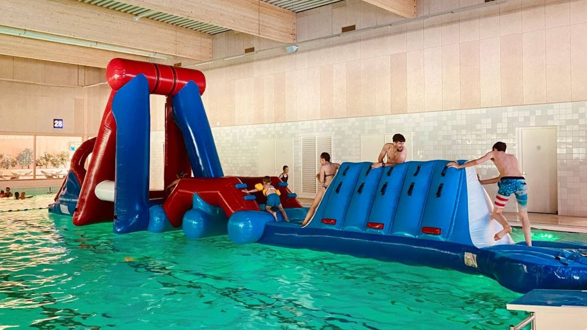 Foto: Leuke waterattracties in zwembad de Wiltsangh tijdens de zomervakantie