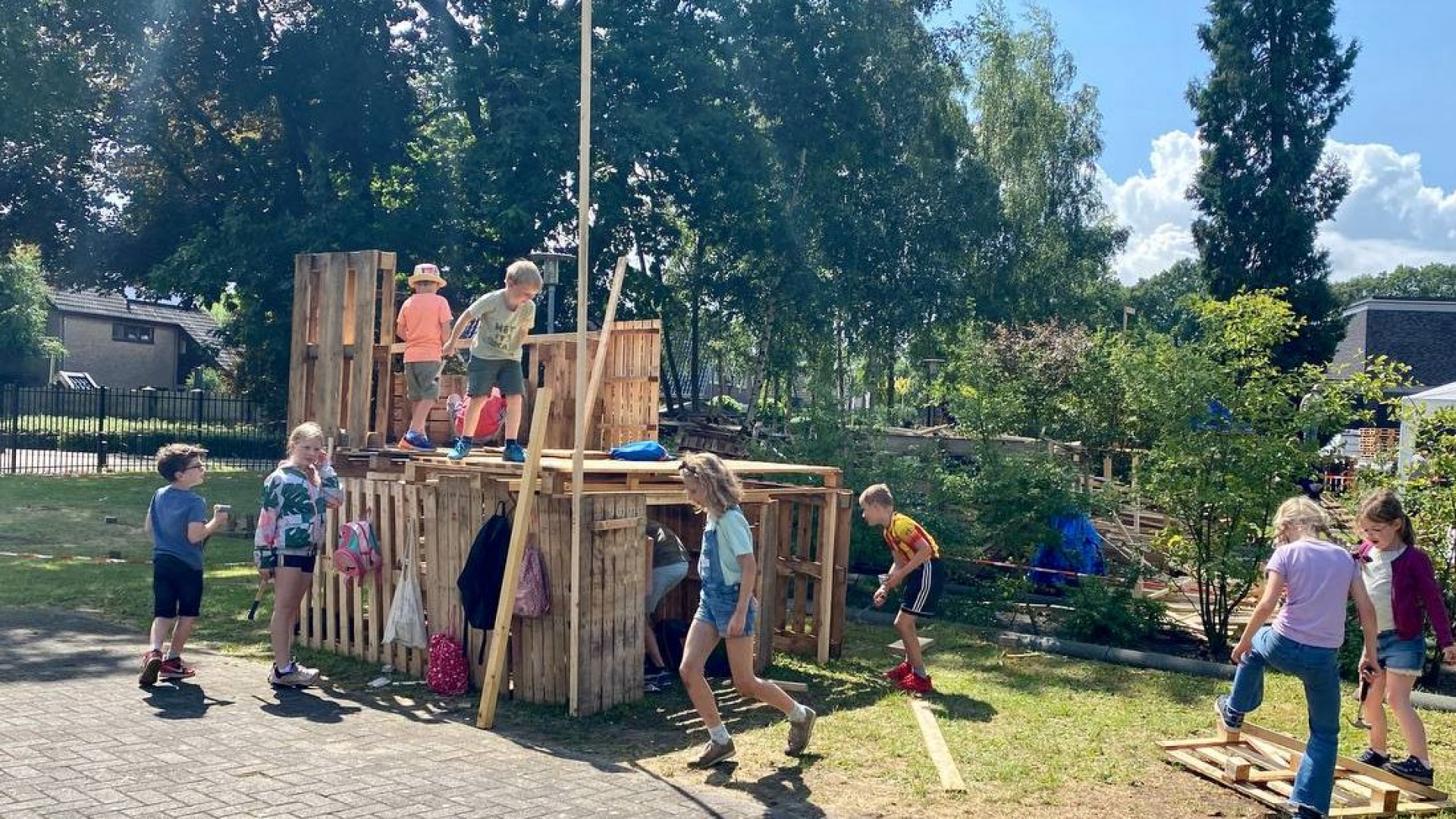 Foto: Spectaculaire bouwwerken in de maak tijdens Houtdorp Nunspeet