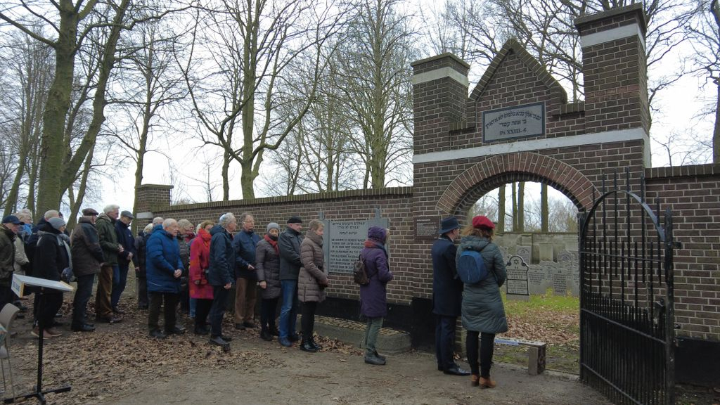 Foto: Indrukwekkende herdenking bij de Joodse begraafplaats in Elburg