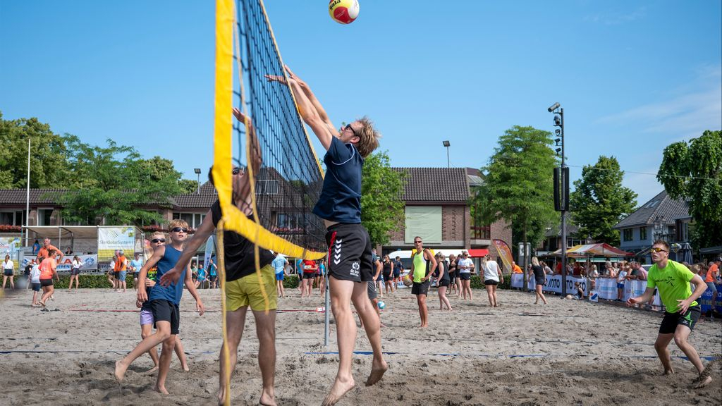 Foto: Sfeerimpressie groots beachvolleybal toernooi in het centrum van Nunspeet