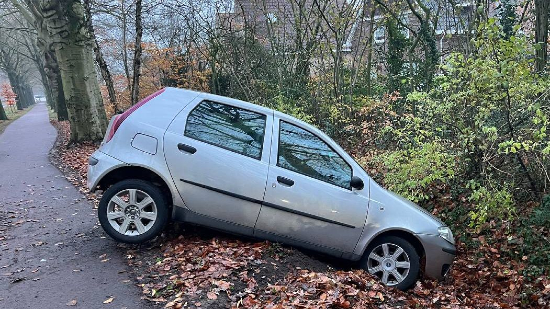 Foto: Elburgerweg: Auto in de sloot!