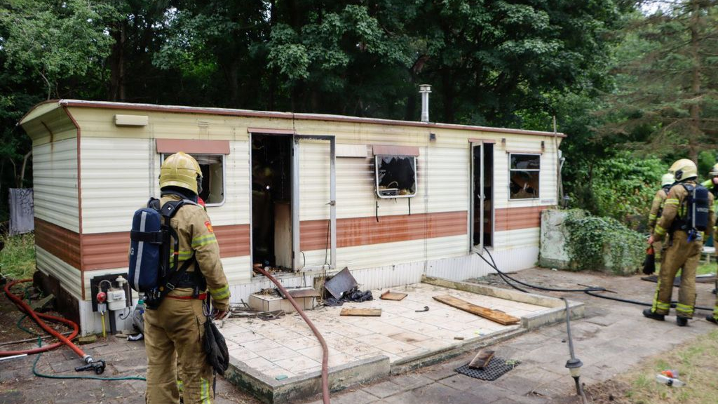 Foto: Stacaravan brandt uit, bewoners niet thuis