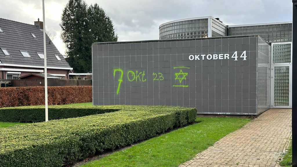 Foto: Gedachtenisruimte Putten beklad: 'Zegt iets over 't niveau van deze mensen'