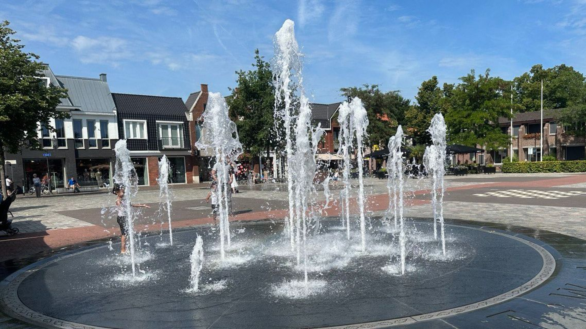 Foto: Fonteinen op de markt spuiten weer volop!