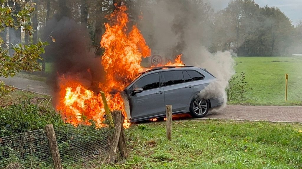 Foto: Rijdende auto vliegt in brand
