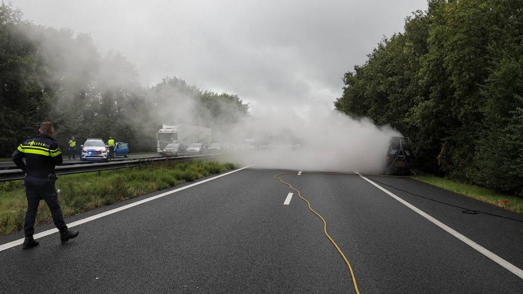 Foto: Autobrand op A30 richting Ede, weg is weer open