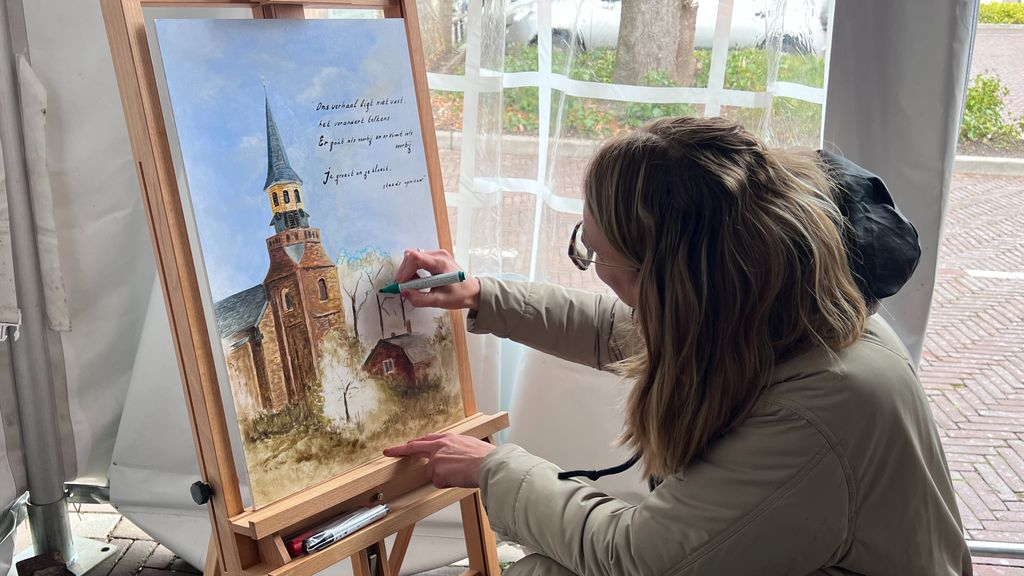 Foto: Kunst en beplanting sieren muur op het Whemeplein