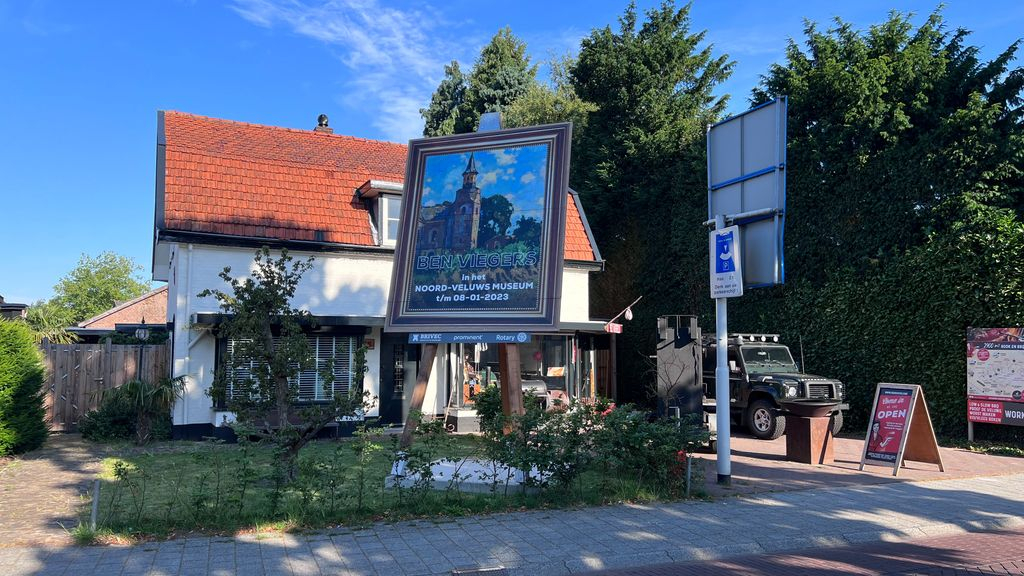 Foto: Jan heeft een reuze schildersezel in zijn voortuin staan