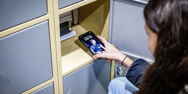 Foto: Mobielverbod van start: zo doen Gelderse scholen het