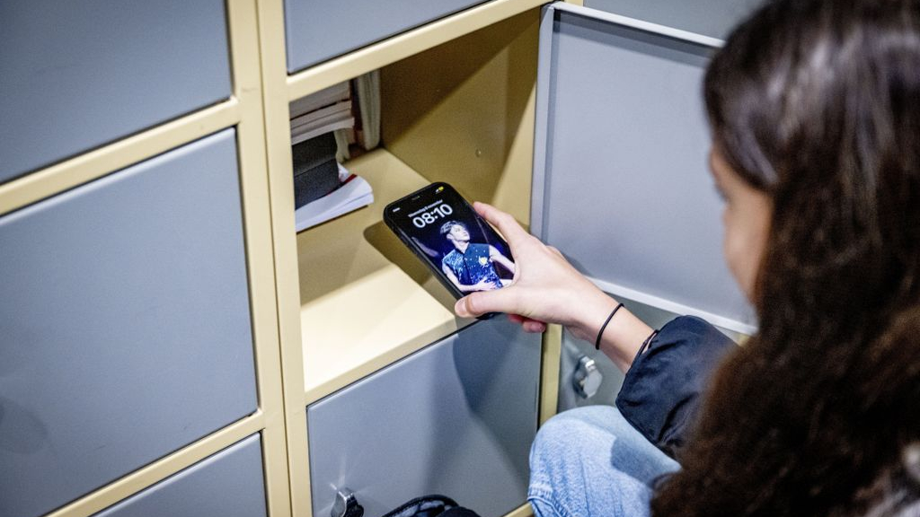 Foto: Mobielverbod van start: zo doen Gelderse scholen het