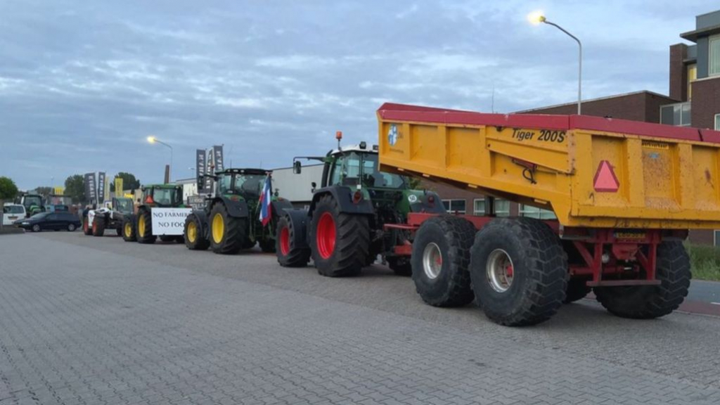 Foto: Nijkerk greep niet in bij boerenprotest om anti-overheidsdemonstranten