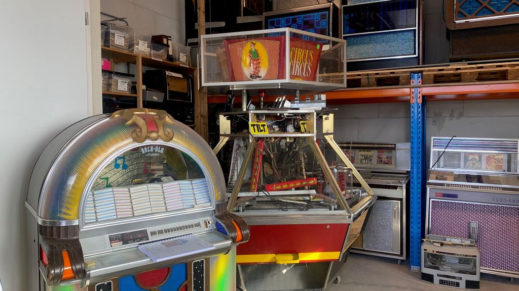 Foto: Vintage cursussen en genieten van oude muziek bij open dag Jukebox reparatiebedrijf